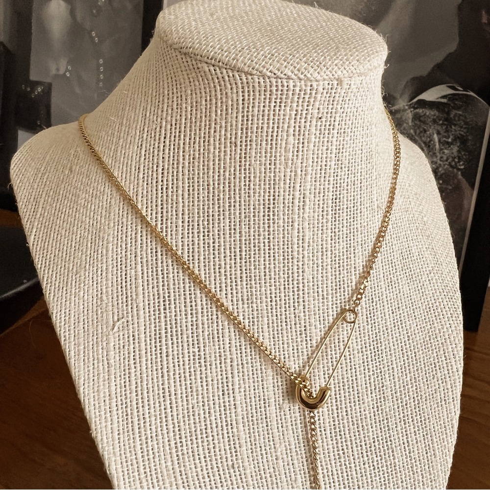 RESTOCKED ✨ SAFETY PIN STAINLESS STEEL YELLOW GOLD NECKLACE - Picture 3 of 6